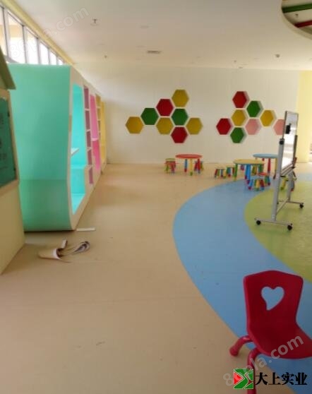 幼儿园大厅的PVC地板